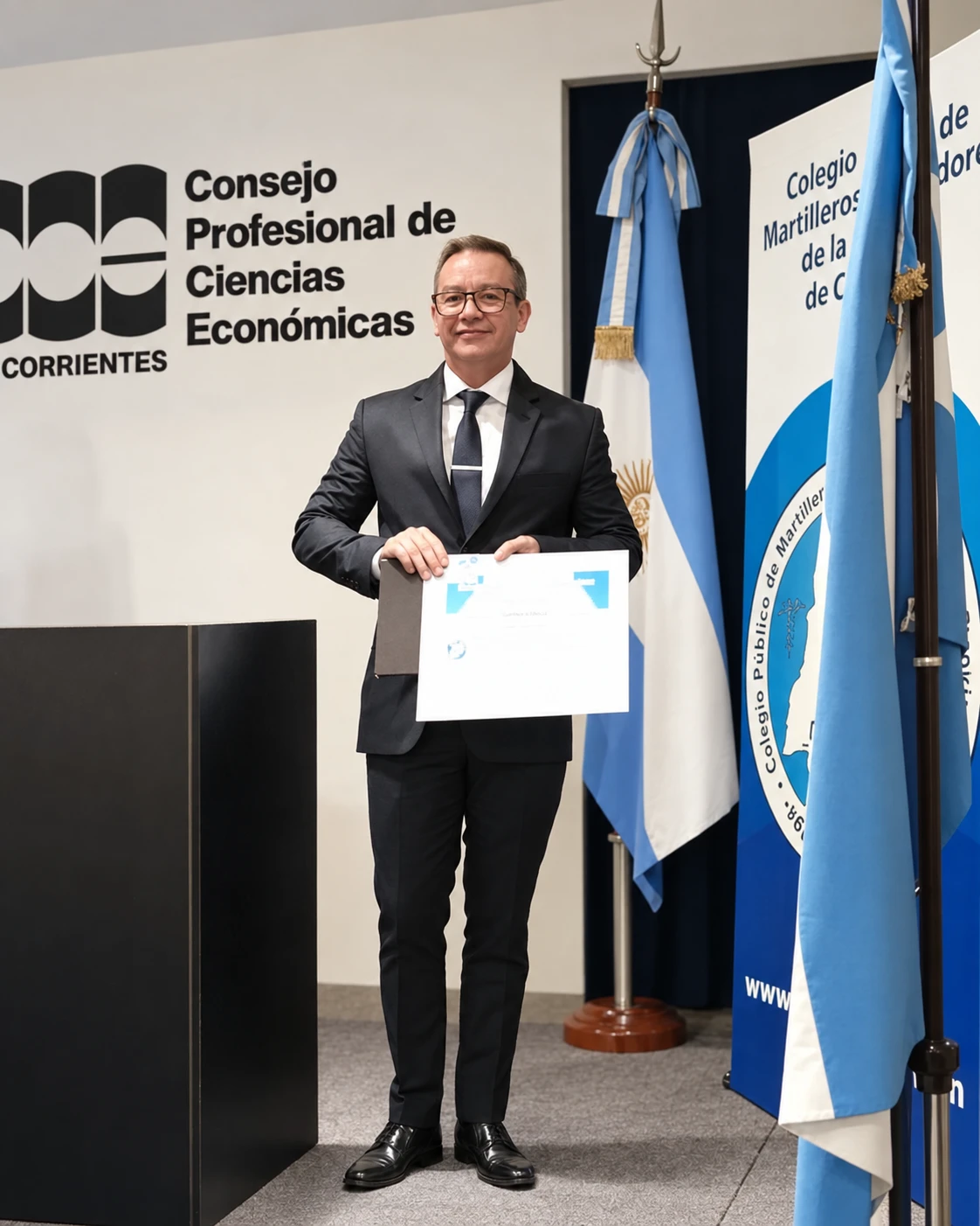 Jorge Daniel Martínez con traje, sosteniendo un diploma en un acto institucional en Corrientes